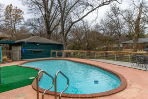 6 Queen Bed Home Near White Rock POOL & DECK!